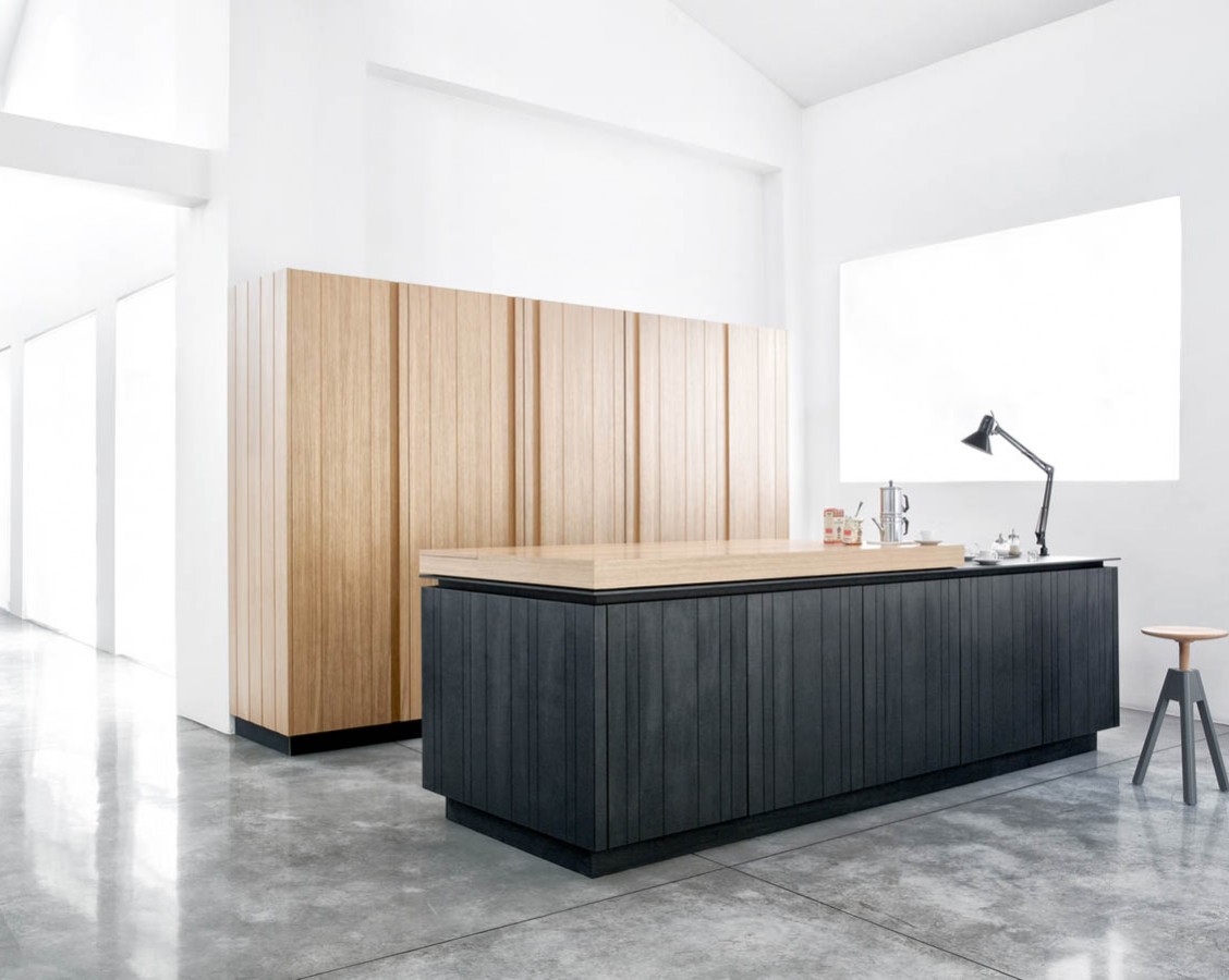 Кухня Paperwood. В закрытом состоянии едва ли можно узнать кухню в минималистичном дизайне.