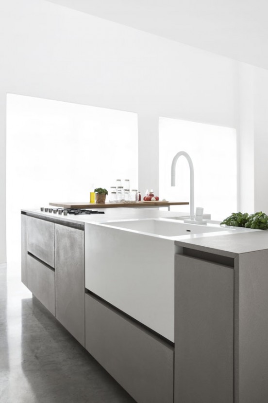 Кухня Polaris Cucine. Кухонная мойка контрастно белого цвета глубокая и удобная.