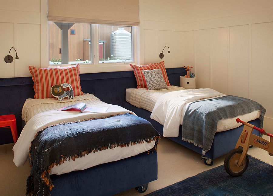 Две односпальных кровати на колесах в спальне для малышей [Дизайн: Total Concepts]