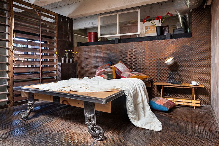 Неординарная спальня в индустриальном силе с кроватью на колесах[Дизайн: KuDa Photography]