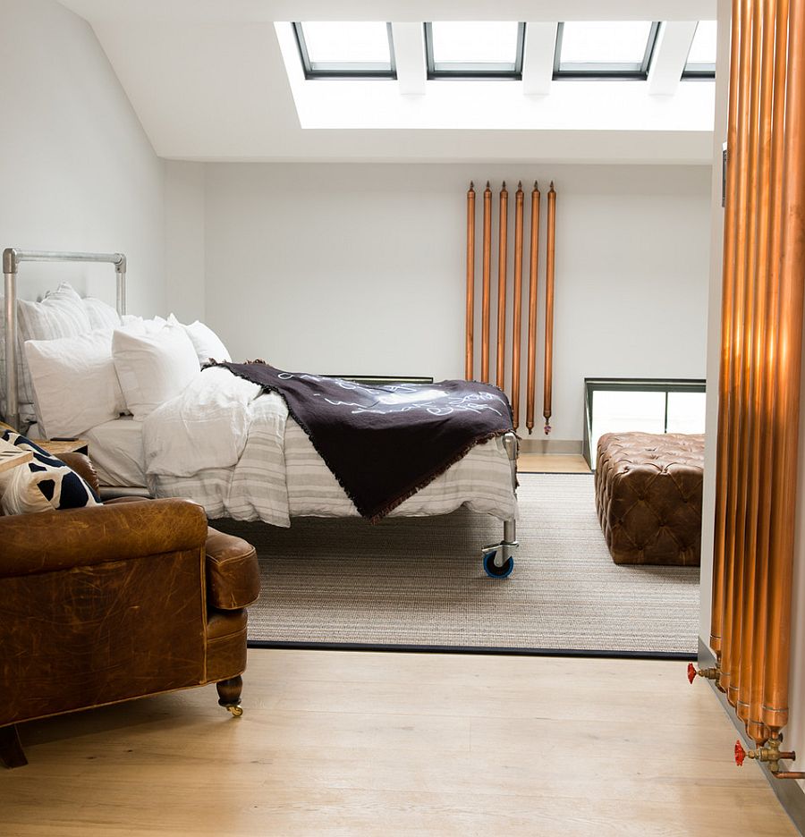 Сделанная на заказ кровать является центром этой спальни с мансардными окнами [Дизайн: CUBIC Studios Limited]