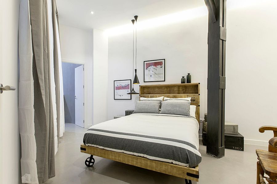 Спальня в стиле лофт с подвесными люстрами Тома Диксона и кроватью на колесах [Дизайн: Lupe Clemente Fotografia]