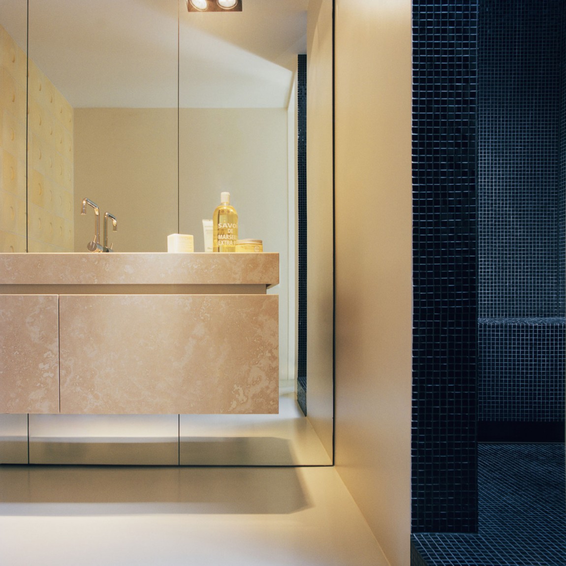 Зеркальная стена в ванной не только очень функциональна, но и визуально расширяет и без того немаленькое пространство.