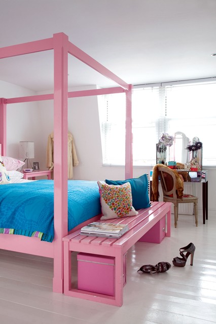 Дизайн спальни в розовом цвете для молодой женьщины, трельяж тоже не будет лишним.