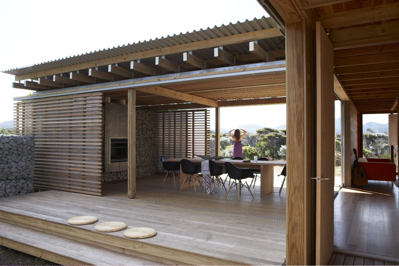 Сквозная крытая терраса может быть закрыта от солнца сдвижными деревянными решетчастыми экранами.
