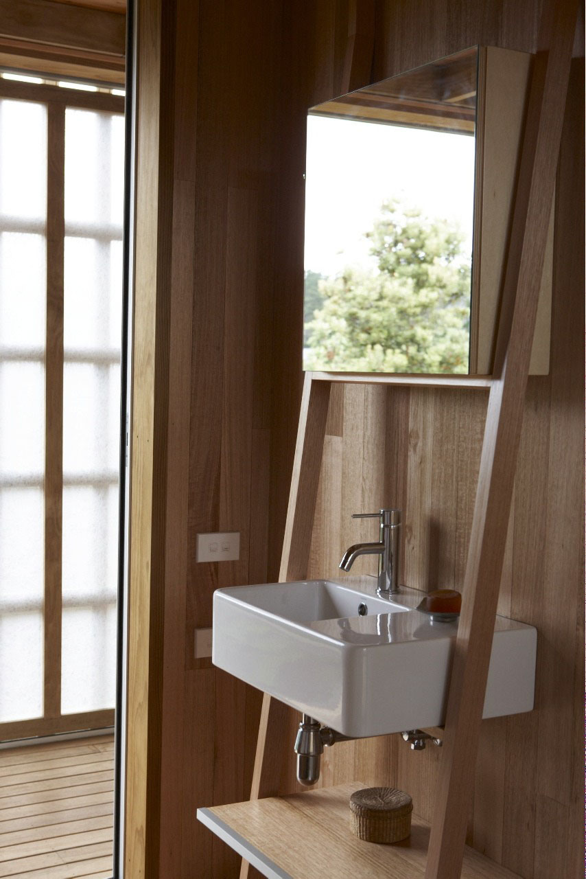 Дизайн ванной отделаный деревом гармонирует с интерьером всего дома.