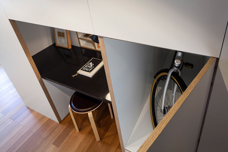 Очень своеобразная система хранения в номере позволяет спрятать велосипед взятый на прокат в гостинице.