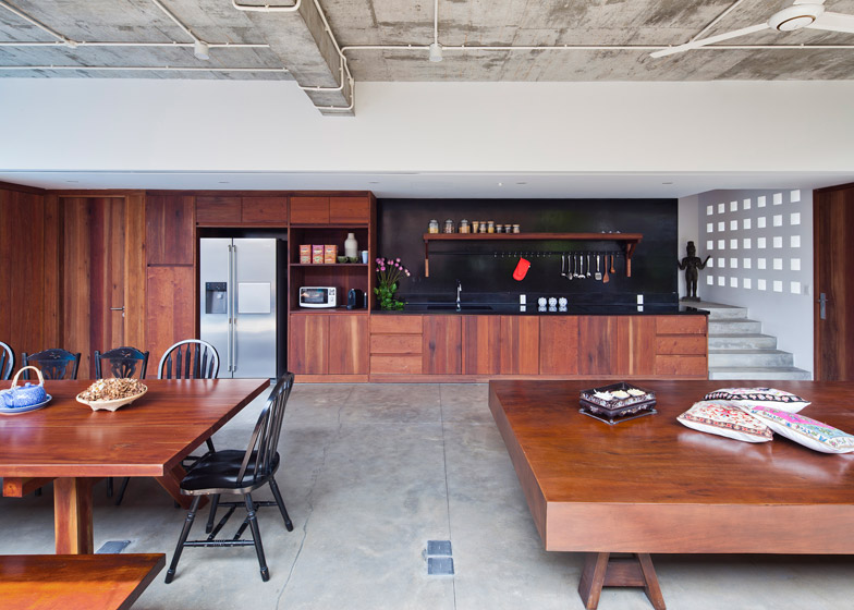 Пространства кухни, столовой и гостинной образуют большое открытое пространство.