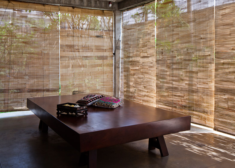Опускаемые бамбуковые экраны могут защитить гостинную и столовую от дождя.
