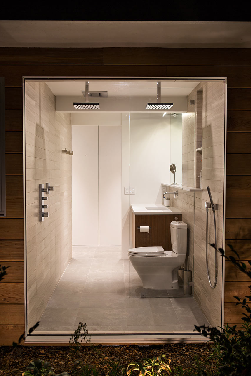 Ванная комната имеет целую застекленную стену, поэтому когда принимаешь душ может создаться впечатление что находишься на улице в саду.