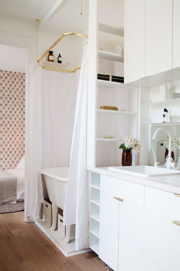 Эта маленькая кухня объединенная с ванной выполнена вся в белом цвете, включая кухонный кран. Кухня как белый холст.