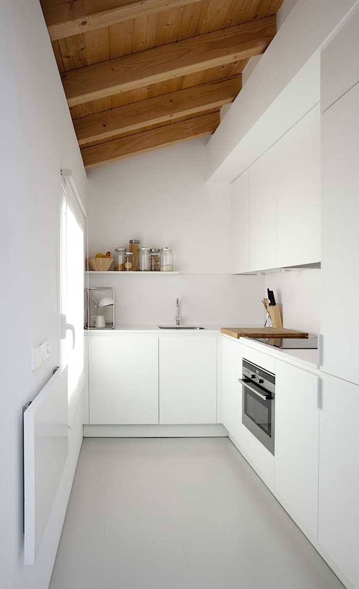 Лаконичный дизайн кухни, высокая кухня, белый интерьер и отсутствие любых ручек на фасадах визуально упрощает и расширяет пространство.