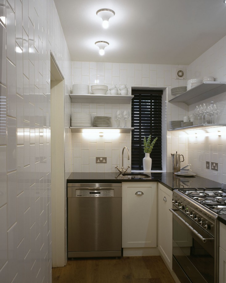 Простая однотонная кафельная плитка уложенная вертикально как бы растягивает пространство маленькой кухни.