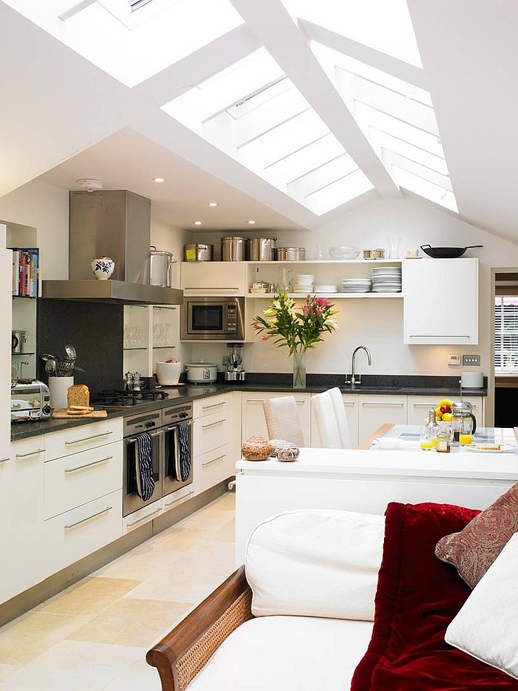 Сводчатый потолок кухни идеально подходит для применения мансардных окон.
