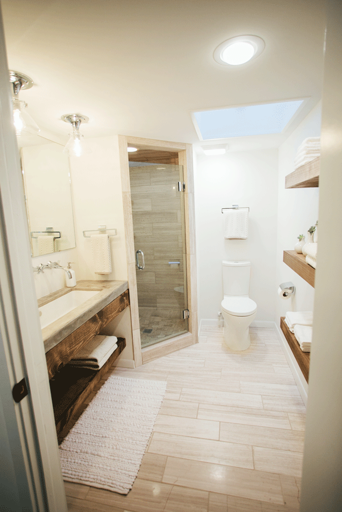 После реконструкции. Дизайн ванны был переработан так чтоб комната была светлее и казалась больше.
