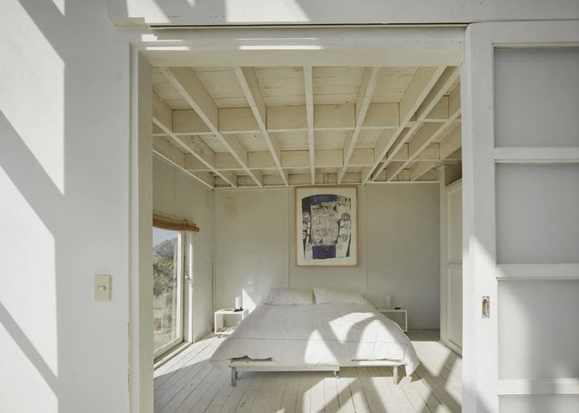 Спальня от гостинной отделена сдвижной дверью. Потолок не скрывает конструктивные элементы перекрытия.