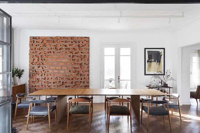Мебель середины двадцатого века поддерживает историческую атмосферу квартиры.
